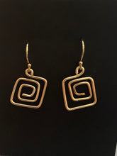 Load image into Gallery viewer, New! Tania Snihur gold sculptural wire earrings
