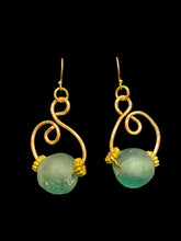 Load image into Gallery viewer, New! Tania Snihur gold sculptural wire earrings
