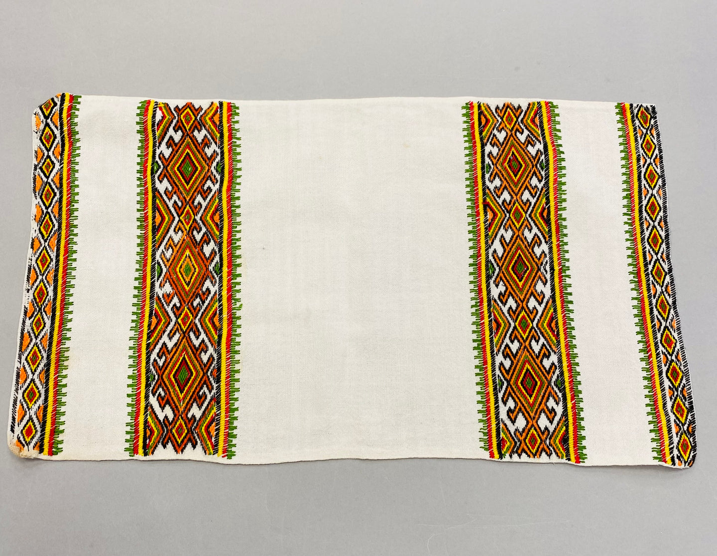 Embroidered  nyzynka, flat stitch Vintage servetka  19 1/2